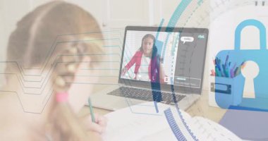 Çevrimiçi sınıfta yazan kız, devrelerin örtüşmesini karşılayan, güvenliği sağlayan titreşimleri kilitleyen. Dijital, iletişim, teknoloji, e-öğrenme, güvenlik, bağlantı, eğitim