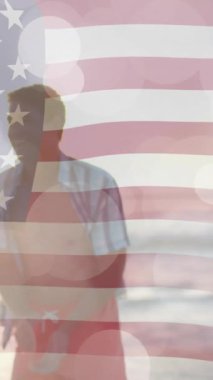 Amerika bayrağının yaz aylarında sahildeki çeşitli mutlu arkadaşlara karşı animasyonu. Amerikan vatanseverliği, çeşitlilik ve tatil konsepti dijital olarak oluşturulmuş video.