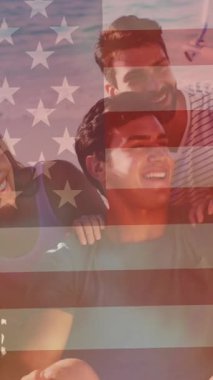 Amerika Birleşik Devletleri bayrağının arkadaşlarla eğlenirken canlandırılması. Amerikan vatanseverliği ve bağımsızlık kavramı dijital olarak oluşturulmuş video.