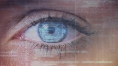 Dijital tarama hatları titreşirken mavi gözün duraksaması ve sonra açılması. Fütürist, biyometrik, teknoloji, siber güvenlik, dijital arayüz, yenilik