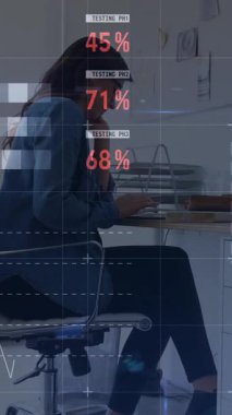 Spor salonundaki erkek basketbolcu üzerinden veri işleme animasyonu. Mali ekonomi tıbbı sağlık ve teknoloji konsepti dijital olarak oluşturulmuş video.