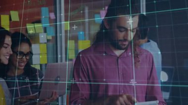 Yapışkan notlar arasında tableti tıklatan ve ticari veri içgörülerini gösteren şebeke örtüsünü başlatan adam. İşbirliği, takım çalışması, analitik, yenilik, dijital, tartışma, üretkenlik