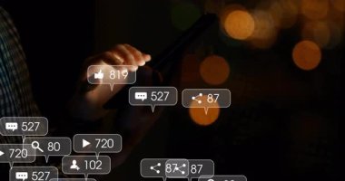 Bokeh ışıklarına karşı adam araklama cihazı, titreşimli sosyal medya ölçümleri üretiyor. Teknoloji, dijital, arayüz, etkileşim, bağlantı, kentsel, modern