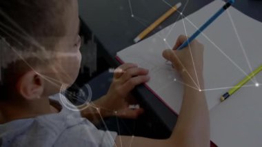 Çocuk kalem ucuyla deftere dokunuyor öğrenmede geometriyi sayfa etrafında titreşen ağ olarak çiziyor. Öğrenci, eğitim, yaratıcılık, dijital, illüstrasyon, konsantrasyon, tasarım