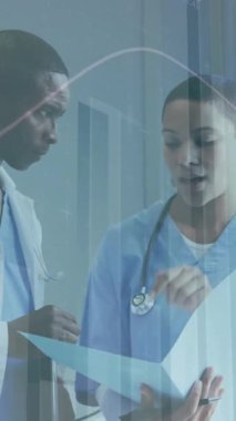 Çeşitli doktorlar üzerinde veri işleme animasyonu. Küresel tıp, bağlantılar, hesaplama ve veri işleme kavramı dijital olarak oluşturulmuş video.