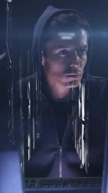 Bilgisayar kullanarak veri işleme ve erkek hacker ile dijital arayüzün animasyonu. Dijital olarak oluşturulan küresel bilgisayar ağı teknolojisi kavramı.