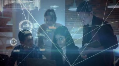 Teknik ekip veri içgörülerini yorumlamak için dizüstü bilgisayara odaklanıyor. İşbirliği, takım çalışması, yenilik, veri analizi, modernlik, iş stratejisi, dijital teknoloji