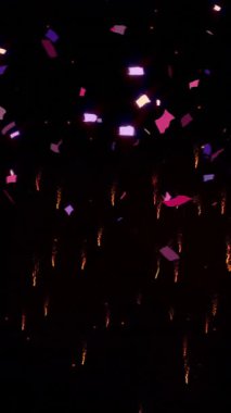 Siyah arka planda havai fişekli konfeti animasyonu. parti ve kutlama konsepti dijital olarak oluşturulmuş video.