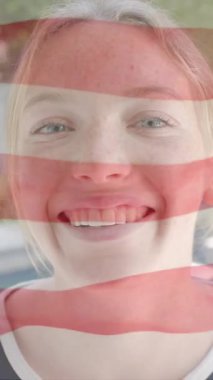 Amerika bayrağı üzerinde gülümseyen beyaz kadın animasyonu. Amerikan vatanseverliği ve gelenek konsepti dijital olarak oluşturulmuş video.