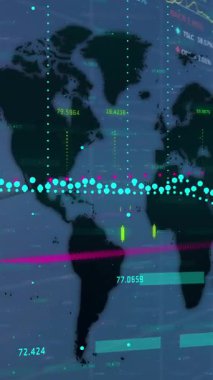 İnşaat vincine karşı dünya haritasında finansal veri işleme animasyonu. Küresel finans ve iş teknolojisi kavramı