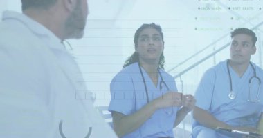 Orta erkek doktor klinikte tartışmalara başlıyor, hareketler boyunca animasyon çizelgeleri büyüyor. İşbirliği, takım çalışması, sağlık, profesyonel, iletişim, veri görselleştirme, klinik