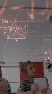 Matematiksel formüllerin sınıftaki öğrenciler ve öğretmenler üzerinde canlandırılması. eğitim ve öğrenme kavramı dijital olarak oluşturulmuş video.