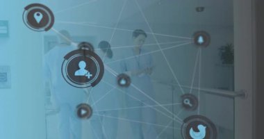 Klinisyen elinde doktor tıkırtısı tabletiyle dolaşırken hasta veri ikonlarının görünüp titreşmesine neden oluyor. Sağlık, dijital teknoloji, telehealth, medikal iletişim, yenilik, profesyonel işbirliği, veri görselleştirme