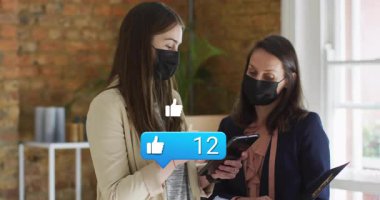 İş arkadaşları telefon kaydırma tabletlerini dinliyorlar, yüzen başparmak pazarlama ölçümleri oluşturuyorlar. Profesyonel, takım çalışması, dijital, iletişim, modern, işbirliği, analitik