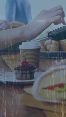 Kafede ödeme yapmak için kredi kartı kullanan bir kadının orta bölümündeki veri işleme animasyonu. Siber güvenlik ve dijital ödeme teknolojisi kavramı