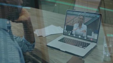 Kadın jest yaparken erkek çenesini dinlendiriyor ve dizüstü bilgisayar izliyor ve analitik konuşmalarla örtüşen kod akışları. İşbirliği, iletişim, teknoloji, veri, analitik, profesyonel, çalışma alanı