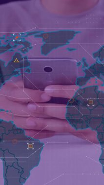 Cihazları kullanarak, dünya haritası veri noktalarına ve ağ bağlantılarına sahip insanlar animasyon. Teknoloji, iletişim, küresel, bağlantı, ağ, yenilik