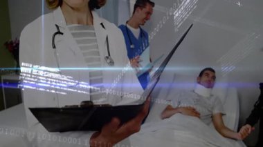 Hastane koğuşunda tablet yazan doktor, hemşire tarama çizelgesi ve ikili değerleri gözlemleyen hasta. Tıbbi, sağlık, teknoloji, tanı, klinik, profesyonellik, dijital