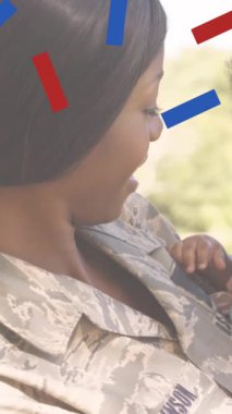 Kırmızı ve mavi konfetilerin birleşimi, gülümseyen anne askerin kızını tutması üzerine. Vatanseverlik, bağımsızlık, ordu ve dijital olarak üretilen görüntü konsepti.