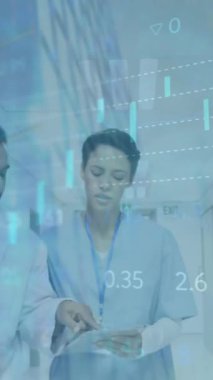 Hastanedeki çeşitli erkek ve kadın doktorların borsa veri işleme çalışmalarının animasyonu. Küresel ekonomi ve tıbbi sağlık teknolojisi kavramı