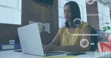 Dizüstü bilgisayarda yazan ve ölçü çizgileri çizen kadın analist pasta grafiklerini izliyor. Teknoloji, yenilik, veri, analitik, çalışma alanı, profesyonellik, modern