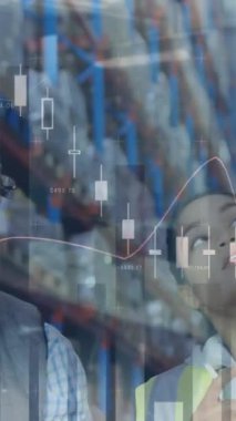 Depoda çalışan kadın ve erkeğin istatistik ve mali veri işleme animasyonları. küresel gönderim ve bağlantılar konsepti dijital olarak oluşturulmuş video.