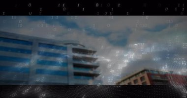 İkili haneli rakamlar azalıyor ve dalgalara karışıyor. Bina boyunca seyahat ederek veri akışını görselleştiriyor. Teknoloji, veri, yenilik, dijital, şehir manzarası, fütürizm, bağlantı