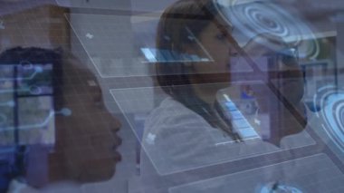 Araştırmacılar holograma girip çizelgeleri, nabız halkalarını ve laboratuvar araştırmaları için 3 boyutlu modelleri gösteriyorlar. Yenilik, işbirliği, teknoloji, analiz, görselleştirme, bilim, girişim