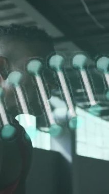 DNA yapısı, savaş halatı egzersizi yapan Afrikalı Amerikalı adama karşı dönüyor. tıbbi araştırma ve spor konsepti.