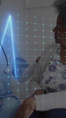 Evde yaşlı bir kadınla konuşan çeşitli kadın sağlık görevlilerinin kalp atış hızı monitörünün animasyonu. Tıbbi sağlık ve araştırma teknolojisi kavramı