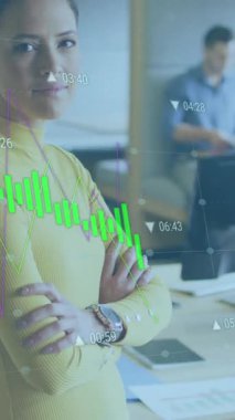 Ofiste çalışan iş kadınının finansal veri işleme animasyonu. Küresel iş, finans ve dijital arayüz kavramı dijital olarak oluşturulmuş video.