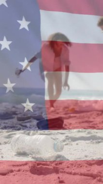 Amerika bayrağının yaz aylarında kumsalda geri dönüşümlü mutlu arkadaşlara göre canlandırılması. Amerikan vatanseverliği, çeşitlilik ve tatil konsepti dijital olarak oluşturulmuş video.