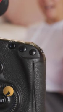 Evde egzersiz yapan kadın fitness vlogger ile kamera karşısında emojilerin animasyonu. küresel sosyal medya, spor, fitness ve aktif yaşam tarzı konsepti dijital olarak oluşturulmuş video.