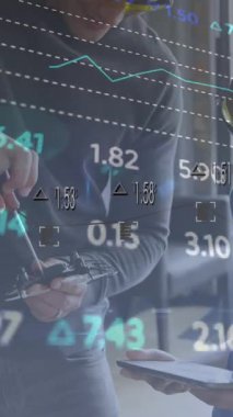 Atölyede çalışan insan ve çırak üzerinde finansal veri işleme animasyonu. Küresel hesaplama, finans, iş ve veri işleme kavramı dijital olarak oluşturulmuş video.