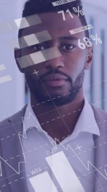 Afro-Amerikan gülümseyen bir adamın portresine karşı istatistiksel veri işleme. küresel finans ve iş kavramı