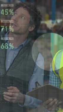 Depodaki çeşitli işçiler üzerinde veri işleme animasyonu. küresel iş ve dijital arayüz kavramı dijital olarak oluşturulmuş video.