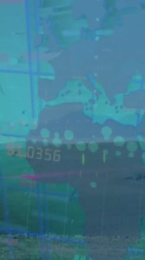 Rüzgar türbini üzerinde veri işleme animasyonu. Küresel ekoloji ve dijital arayüz kavramı dijital olarak oluşturulmuş video.