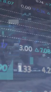 Karanlık arka planda veri işleme animasyonu. küresel bağlantılar, veri işleme ve dijital arayüz konsepti dijital olarak oluşturulmuş video.