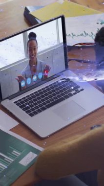 6 G ve Dünya 'nın Afro-Amerikan bir kadının dizüstü bilgisayarında görüntüsü var. İş, çevrimiçi çalışma, iletişim ve teknoloji konsepti dijital olarak oluşturulmuş video.