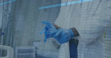 Doktor hastane yatağında giymeden önce nitril eldiven manşet takarken veri akışı örtülüyor. Tıbbi, sağlık, güvenlik, koruyucu, profesyonel, steril, klinik