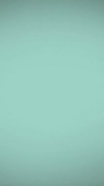 Yeşil arka planda yüzen sayıların ve alfabelerin dijital animasyonu. okul ve eğitim kavramı.