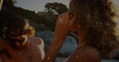 Erkek gün batımına doğru kollarını kaldırıyor kadının kırmızı bardağı kapıp içki reklamında arkadaşlığa kadeh kaldırmasına neden oluyor. Macera, yoldaşlık, coşku, eğlence, açık hava, enerjik, kutlama