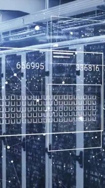 Grafiklerin animasyonu, çubuklar, kareler, veri sunucu raflarındaki ikili kodlar üzerine bağlı noktalar. Dijital bileşik, iletişim, rapor, iş, veri merkezi, ağ, teknoloji kavramı.