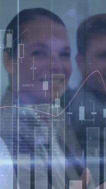 Çeşitli iş adamları üzerinde istatistik ve finansal veri işleme animasyonu. küresel veri işleme, işletme, finans ve ekonomi kavramı dijital olarak oluşturulmuş video.