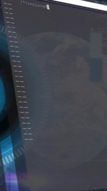 Yuvarlak tarayıcı üzerinden veri işleme arayüzünün canlandırılması ve mavi arkaplanda dönen dünya. Küresel ağ ve iş teknolojisi kavramı