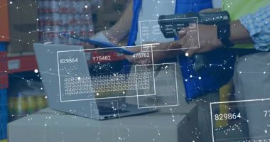 Depo operatörleri yüzen kaplamalı tablet kullanarak etiketlerdeki tarayıcıya basıyorlar. Lojistik, tedarik zinciri, otomasyon, teknoloji, sanayi, verimlilik, işbirliği