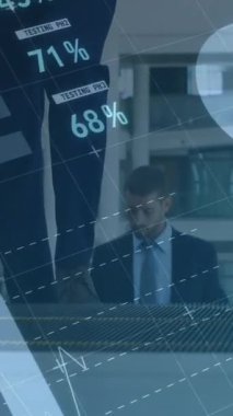 Akıllı telefon kullanarak iş adamının finansal veri işleme animasyonu. küresel iş, finans, veri işleme ve dijital arayüz kavramı dijital olarak oluşturulmuş video.