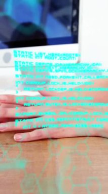 Kafkas kadın ellerinin üzerinde not tutan bilimsel veri işleme animasyonu. Bilim, insan biyolojisi, teknoloji ve dijital arayüz konsepti dijital olarak oluşturulmuş video.