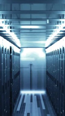 Bilgisayar sunucuları üzerinden e- posta simgelerinin canlandırılması. Küresel hesaplama, bağlantılar, veri işleme ve dijital arayüz kavramı dijital olarak oluşturulmuş video.