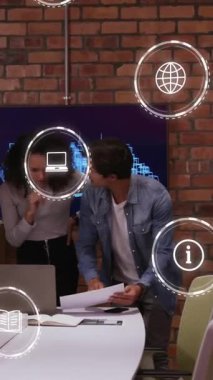 Muhtelif meslekdaşların ofiste tartışmalarına karşı birden fazla dijital simgenin animasyonu. Bilgisayar arayüzü ve iş teknolojisi kavramı